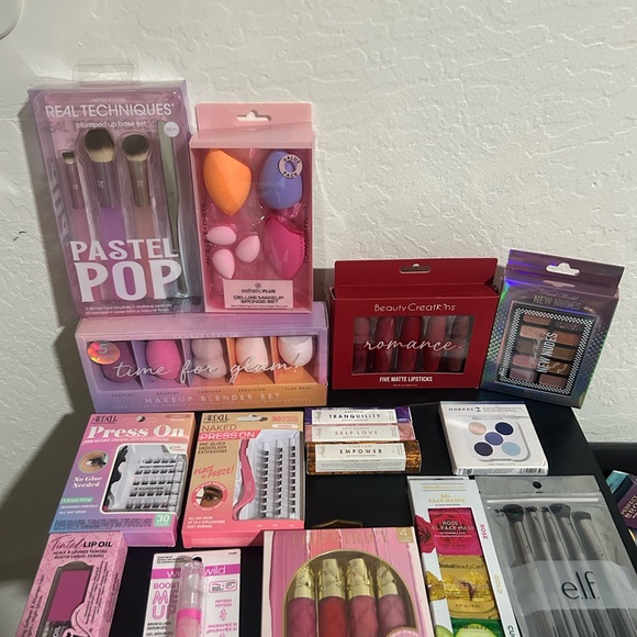 Assorted Makeup and Beauty Tools Set - Picture 1 of 3